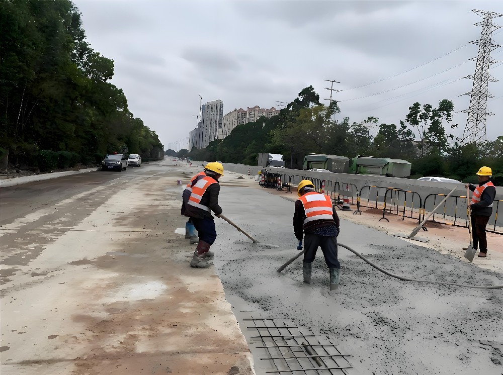 路面鋪設(shè)選什么樣的混凝土輸送設(shè)備更合適？